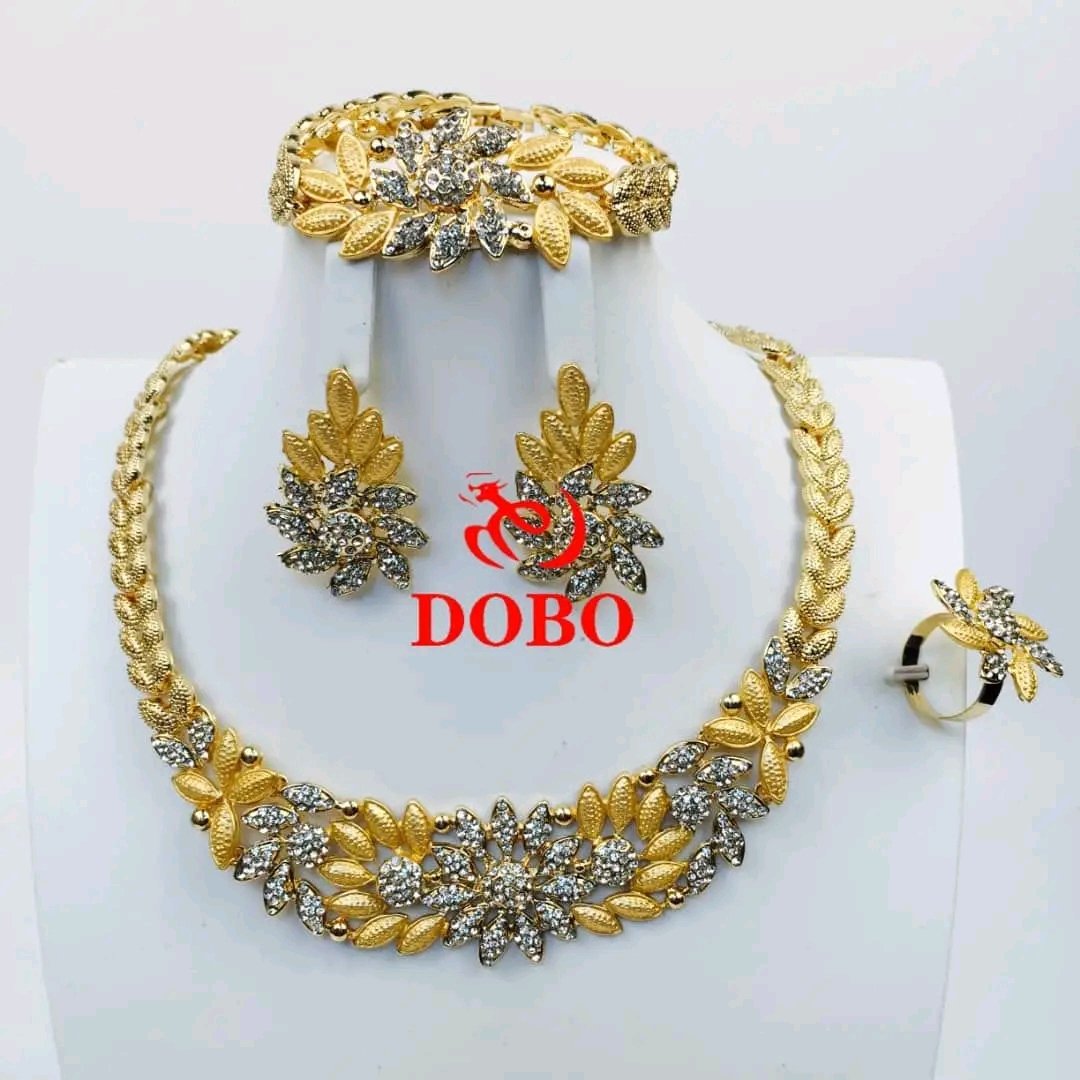 BasiruHaladu3's tweet image. Naceba saurayinki yanada sana.a ko shima kallon mata yake a Tweet