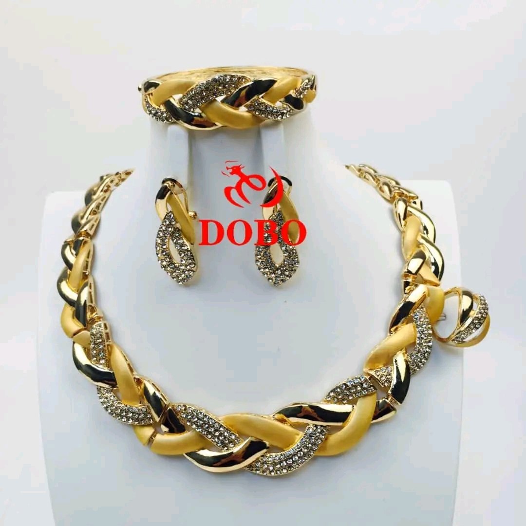 BasiruHaladu3's tweet image. Naceba saurayinki yanada sana.a ko shima kallon mata yake a Tweet