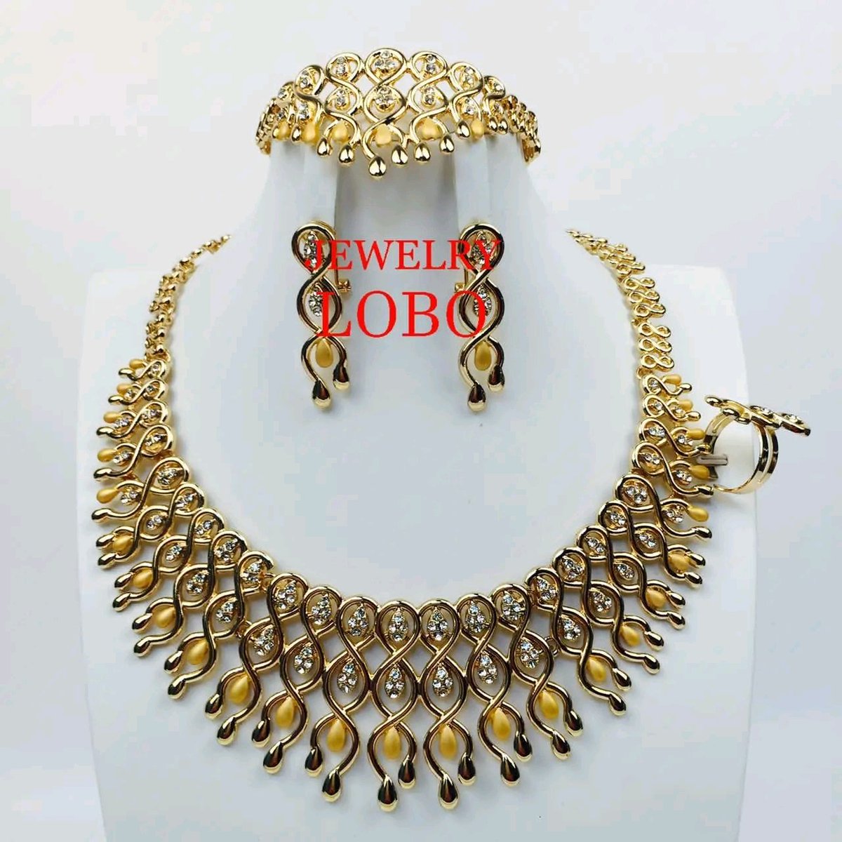 BasiruHaladu3's tweet image. Naceba saurayinki yanada sana.a ko shima kallon mata yake a Tweet