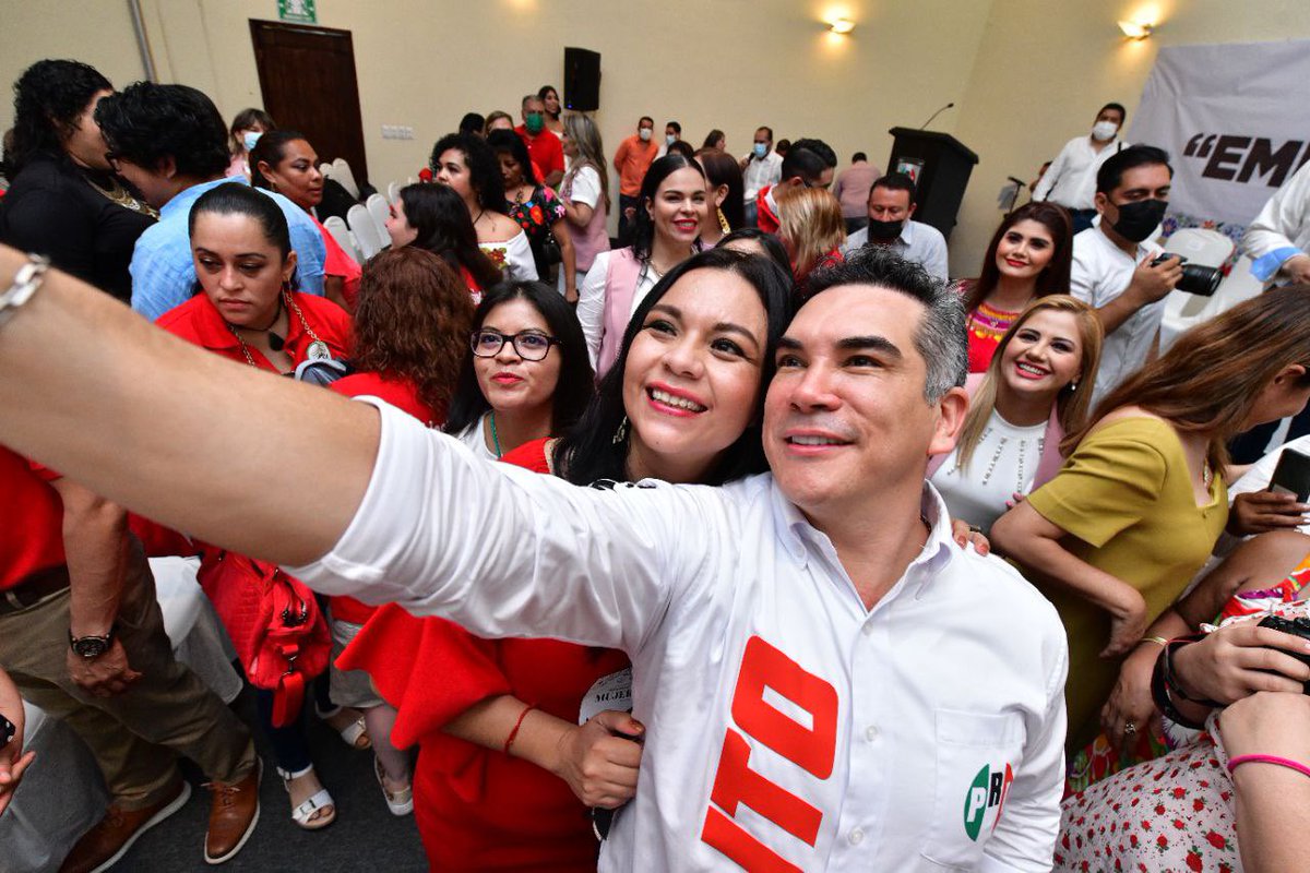 PRI_Nacional's tweet photo. Nuestro Presidente @alitomorenoc se encuentra en Zihuatanejo, Guerrero, participando en el Encuentro Nacional de Mujeres PRIistas, organizado por el @OnmpriNacional.
¡Las mujeres son la fuerza de nuestro partido! https://t.co/k7KORxjjde