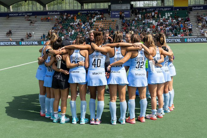 SiempreAlDiego's tweet photo. Muy positiva esta primera mitad para #LasLeonas ante #CoreaDelSur por la primera fecha del Mundial #HWC2022. Doblete de #Gorzelany (qué momento está teniendo) y uno de Vicky #Granatto para un 3-0 parcial acorde a lo que fueron los dos cuartos. Pura contundencia. https://t.co/51svnFLmLt