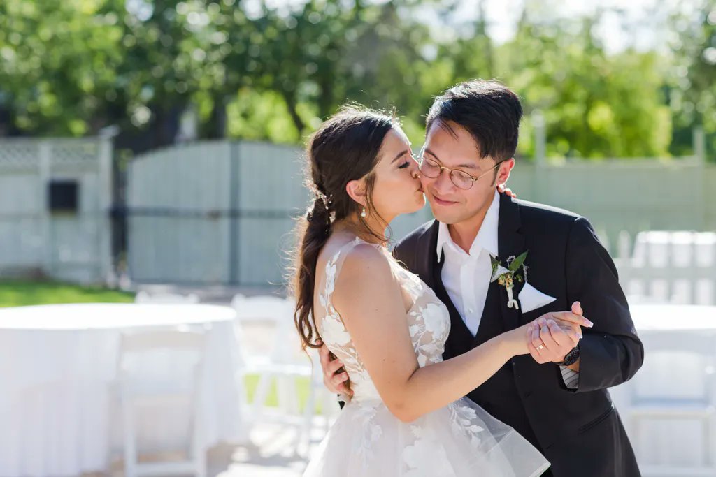 Hope everyone's dancing into their weekend like this beautiful couple !!
.
.
Venue: <a href="/TheAstinMansion/">The Astin Mansion</a>
Photo: @CassieStrickerPhoto
Floral: @CarriageHouseFloralDesign