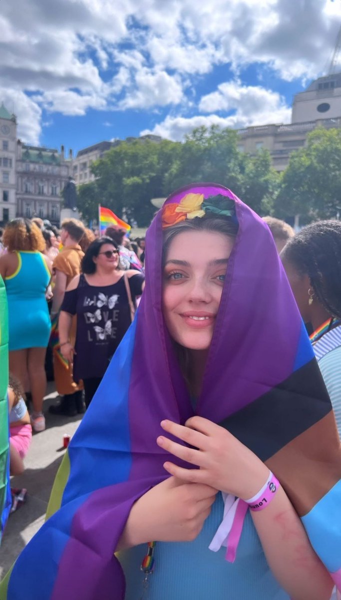 Mais do ELENCO de Heartstopper hoje na parada LGBT de Londres. 🍂🏳️‍🌈
