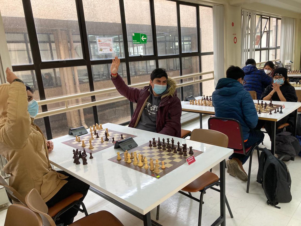70 competidores participan del torneo de ajedrez “31 Aniversario UCSC”, organizado por el club deportivo de la Casa de Estudios. La actividad se desarrolla en la Biblioteca Central UCSC y convoca la participación de estudiantes, académicos, administrativos e invitados externos.