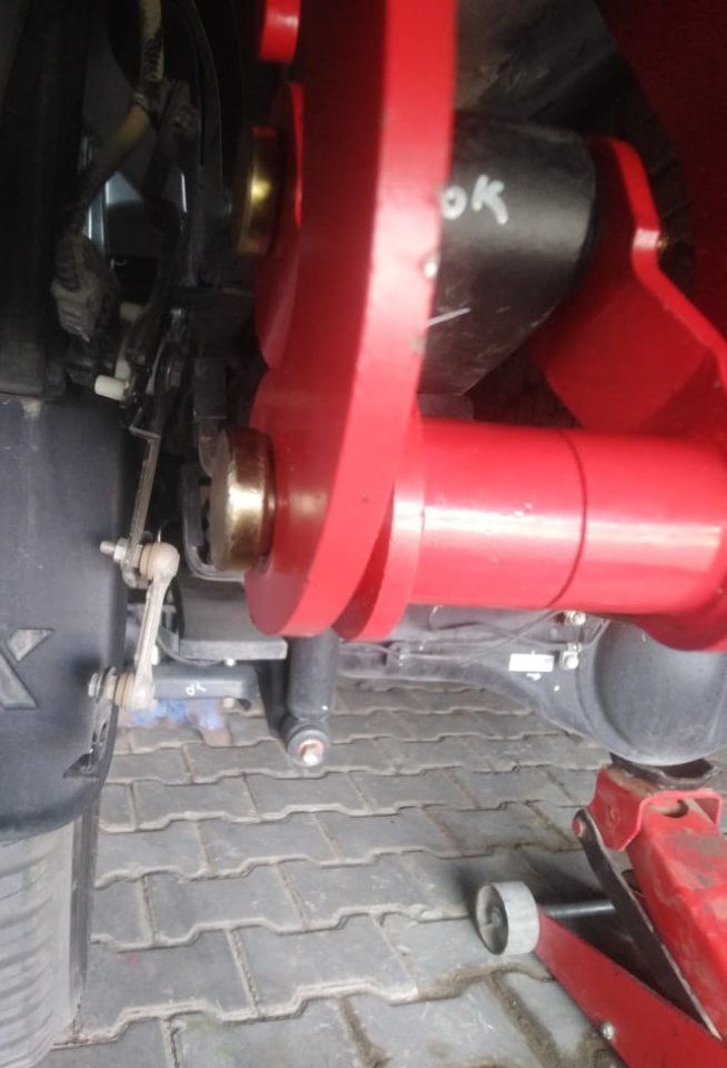 Project11_pk's tweet photo. REVO comfort shackle install in progress

shackles provided by #FullThrottleMotorsports

#Hilux
#Toyota https://t.co/5ik1hTXZvL