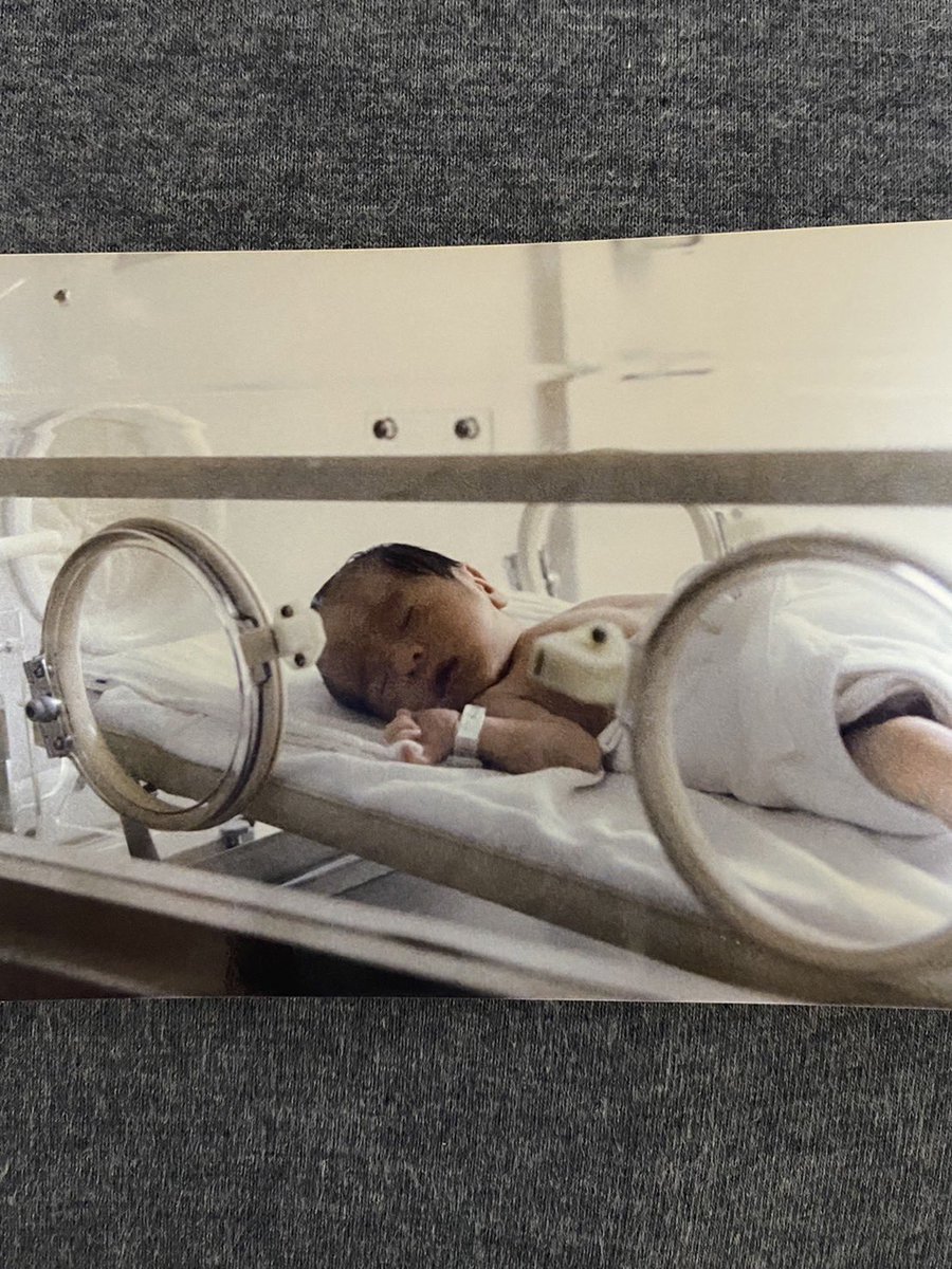 岡崎体育、本日で33歳になりました！
やったね！

写真は生命維持装置で爆睡カマしてる33年前の未熟児だった俺です！