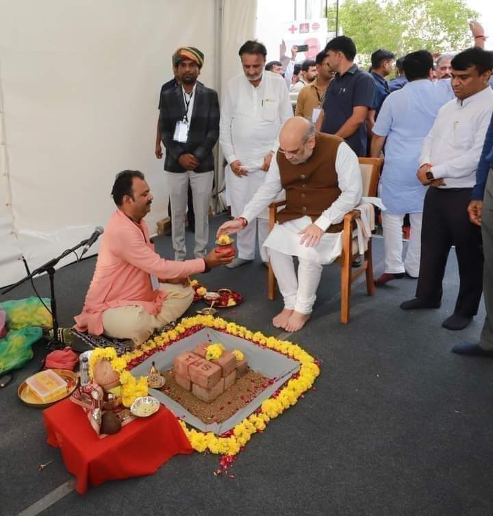 अगर इस कुर्सी पर राहुलगांधी जी , अखिलेश यादव जी , तेजस्वी यादव जी , अरविंद केजरीवाल जी जैसे नेता बैठे होते तो अभी तक धर्म के ठेकेदार तांडव मचा दिए होते ।