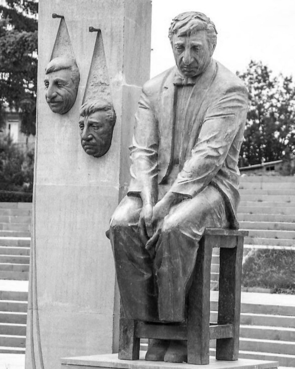 памятник мкртчяну в армении