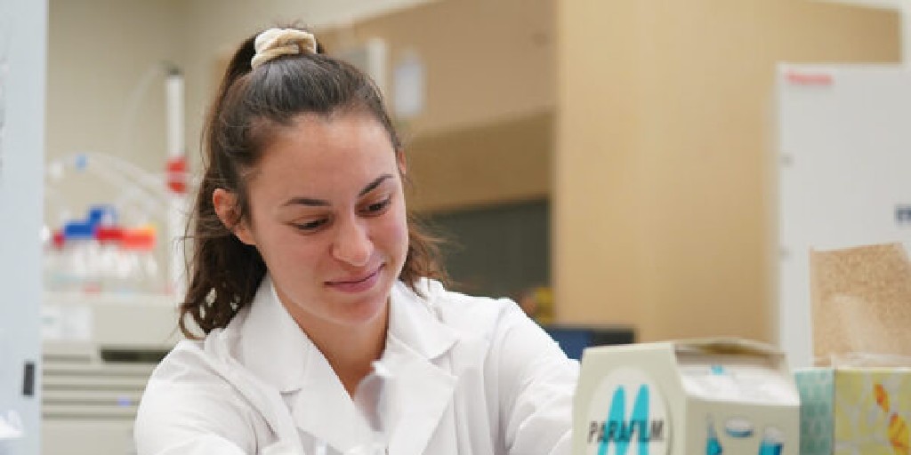 Fresno_State's tweet photo. .@CSMfresno student and @FresnoStateTFXC athlete Sophie Jiménez is one of many students whose academic efforts have led to a major boost in Fresno State’s research classification. ⚗️⚛️ 

Learn more in @FresnoState_Mag: https://t.co/bZEIFFfJRY https://t.co/kN1LQDCvg0