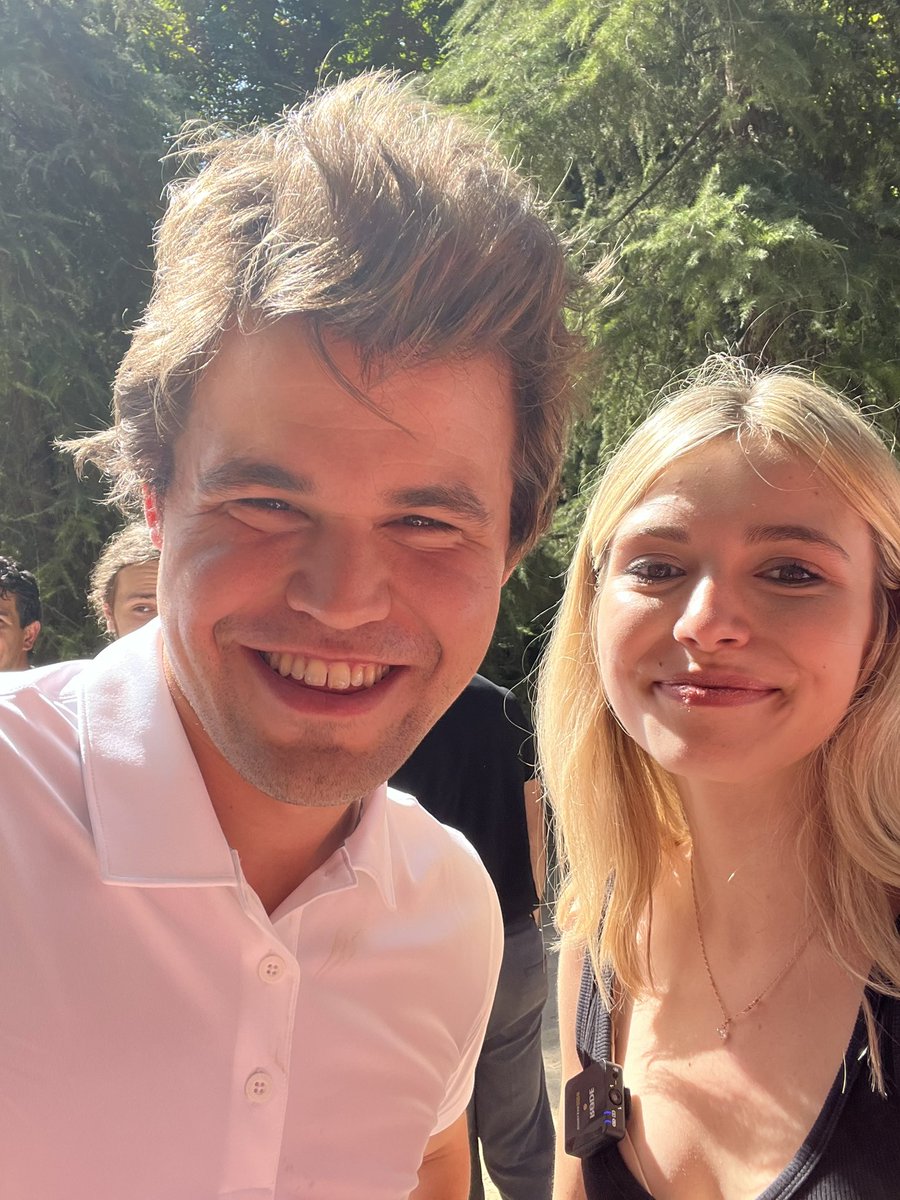 Magnus Carlsen joins chess park on Anna Cramling's stream 