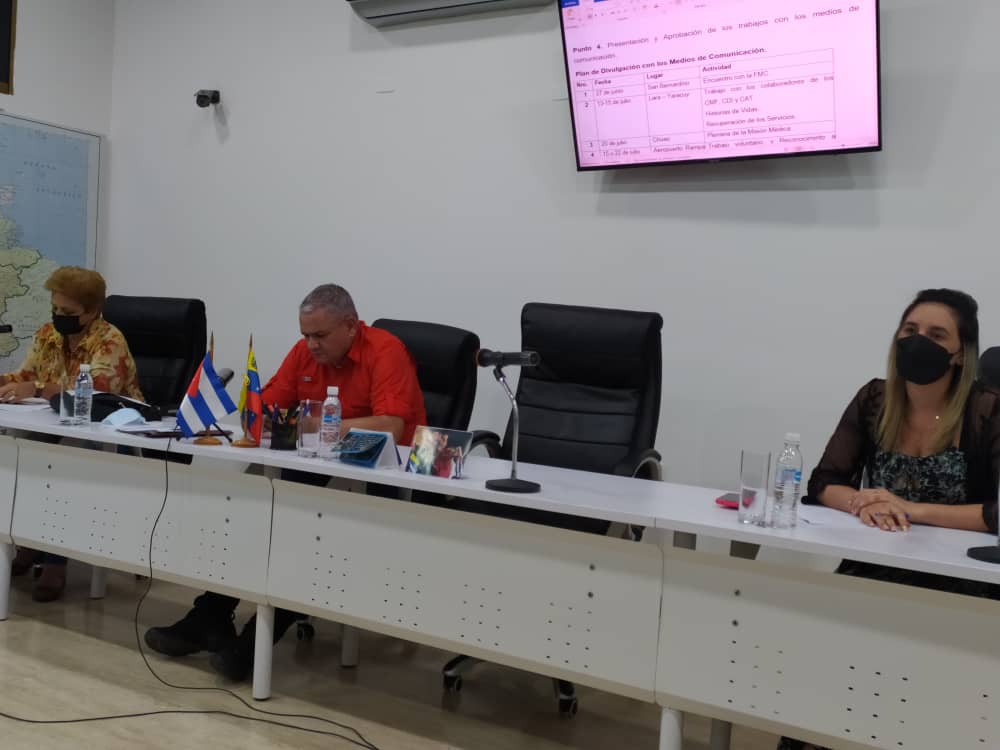 cubacooperaven's tweet photo. Se realizó reunión del Grupo Nacional de Redes Sociales y Comunicaciones de la Misión Médica Cubana en #Venezuela, presidido por el Dr. Adrián Rodríguez Santana, Jefe de la Misión Médica en funciones. 

#CubaPorLaVida #CubaCoopera #CubaPorLaPaz #Cuba https://t.co/tSW6kEyZjw