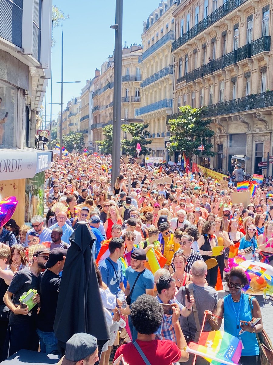 NathalieMader's tweet photo. Marcher pour la liberté, pour l’égalité des droits et contre les discriminations  , en musique, en couleurs avec des milliers de toulousains . Bravo à  ⁦@PrideToulouse⁩ https://t.co/08mUN23jqC