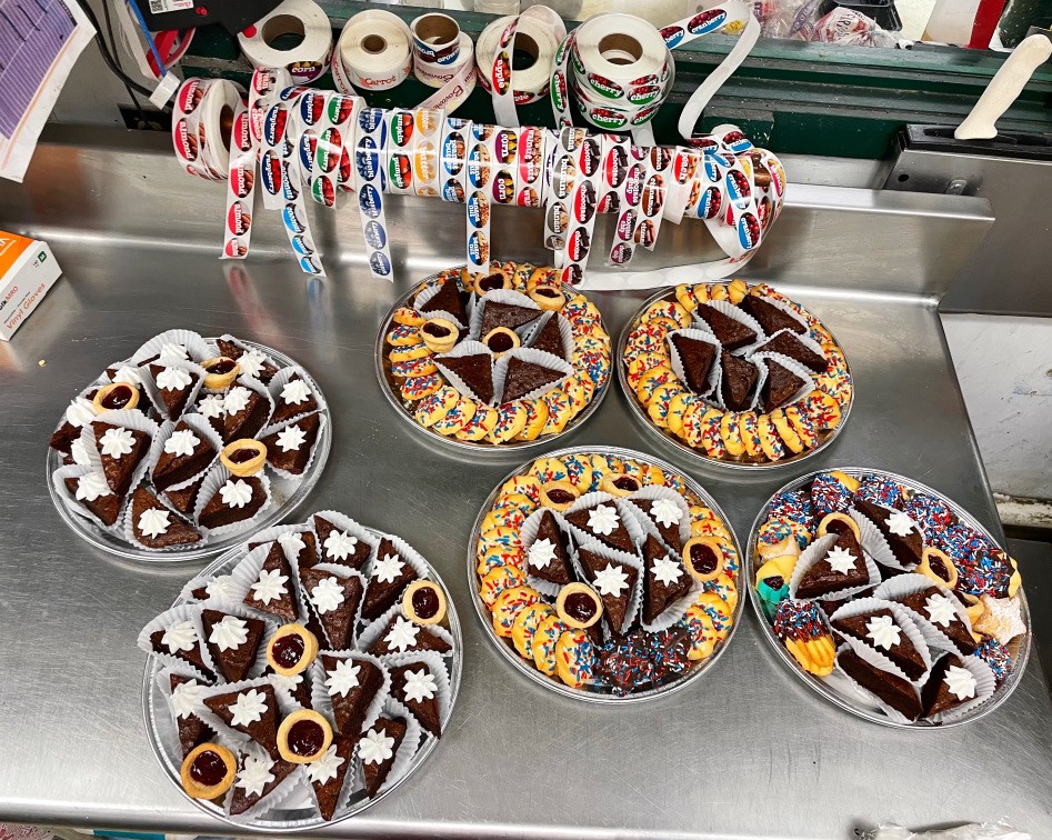 AdamsMarkets's tweet photo. Kristina in #TerryvilleCT has all of your #Bakery goodies ready for you! What are you bringing to the party?
#IVoteAnythingChocolate
#BerryNice
#EveryonesGotASweetTooth https://t.co/h9GAI7QeDB