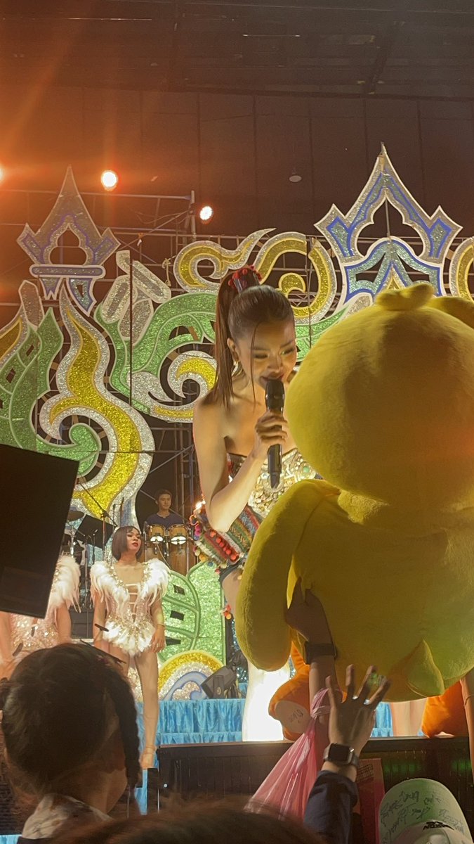 EwhFan's tweet photo. ใกล้กว่านี้ก็ต้องขึ้นเวทีแย้วว งือออ ชีวิตติ่ง Complete แบบ Complete เจอกันอีกทีงาน Concert เดี่ยวน๊าา ดีใจที่ได้เจอ ดีใจที่ได้ยินเสียงและรอยยิ้มหวานๆ 💗 ขอให้เสียงกลับมาเร็วๆนะคะ เดี๋ยวก็หายแล้ววว #GetWellSoonEngfa #EngfaWaraha #อิงฟ้ามหาชน #มิสแกรนด์xเสียงอิสานDay2 https://t.co/ELihOxgNUp