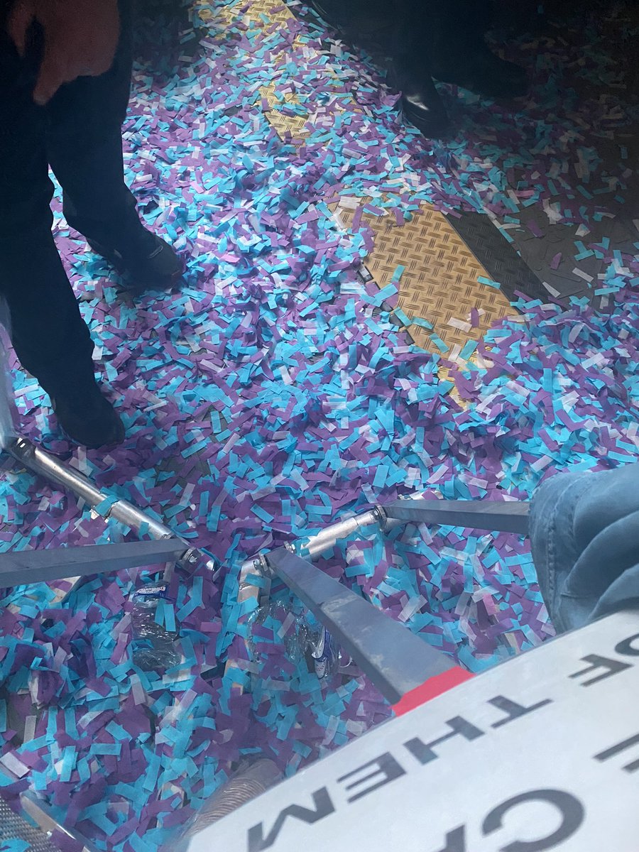 awkwath_'s tweet photo. Te floor, the roof 🖤 #HELLAMEGA #hellamegatour https://t.co/9hEIo5RDEi