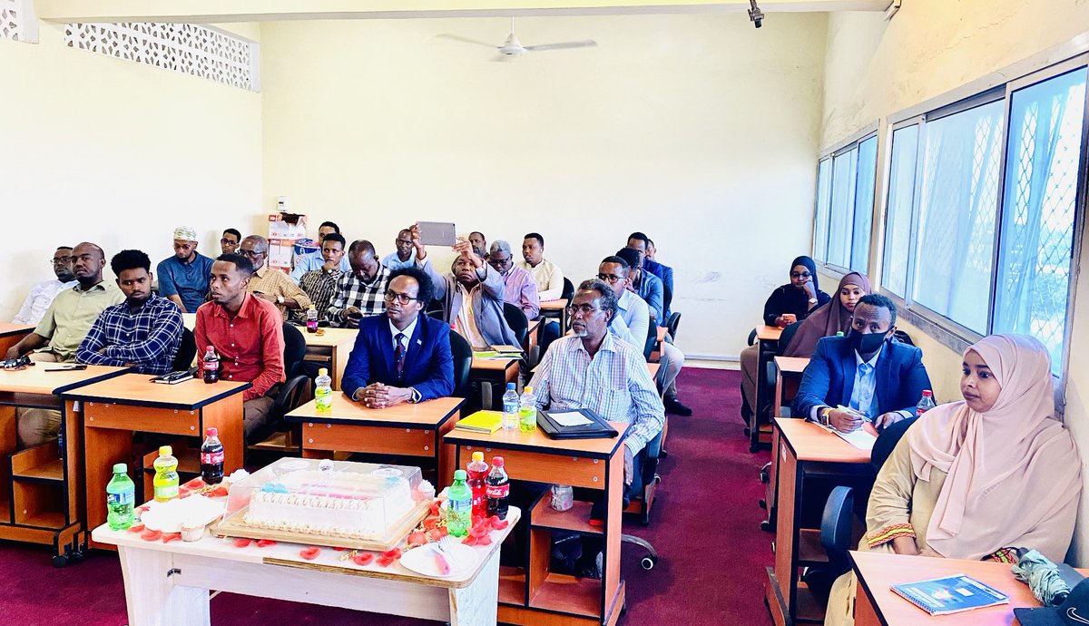 TheNationalCiv2's tweet photo. MUQDISHO : 02:07:2022, Waxaa maanta Dugsiga Maareynta iyo Maamulka Guud ee Jaamacadda Umadda si habsami leh ugu soo gabagaboowey tababar, 37 ka mid ah Shaqaalaha Rayidka Dowladda oo ka kala socday Hay'adaha Dowladda ee lagu tababarayey Kormeerka iyo qimeynta o ku saleysan natijo https://t.co/IyW4vtdr58