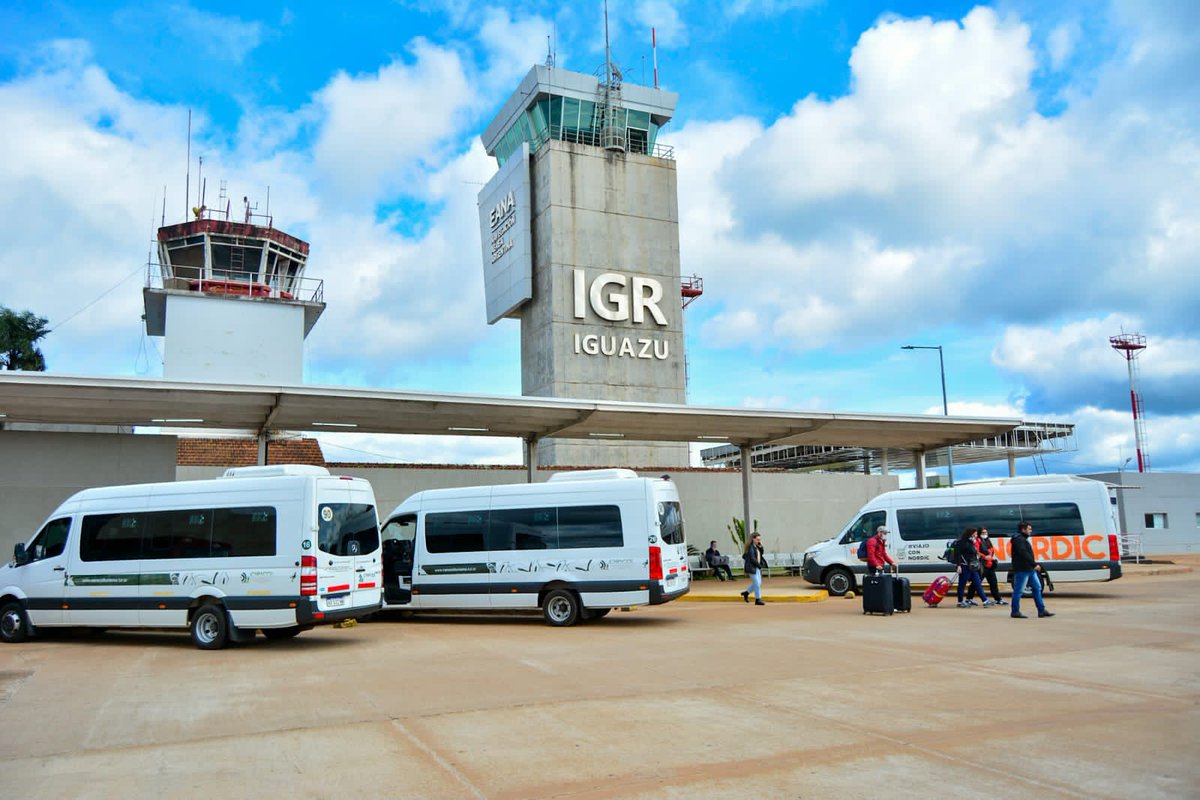 Habiendo transcurrido el lapso de dos semanas del cierre del Aeropuerto de Posadas, consideramos necesarios algunos cambios para optimizar el servicio excepcional de traslado de pasajeros entre el Aeropuerto de Iguazú y la capital provincial (sigue hilo)👇