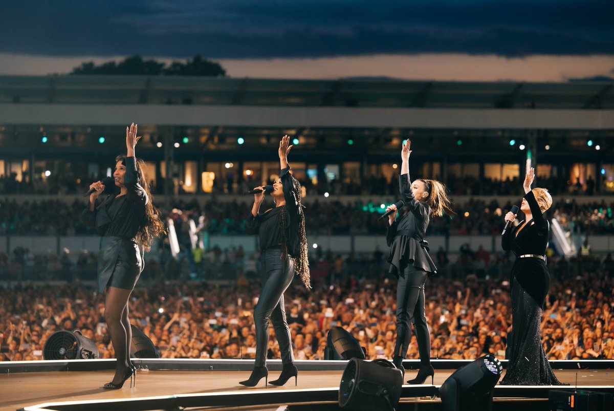 PatPausey's tweet photo. L(👁️👁️)K @ The Heels on her Girls! @Amanda__Brown @.katieholmessmith sorry don't know the name of the new girl. #AdeleBTS #adelehydepark https://t.co/wFVNewSNcq