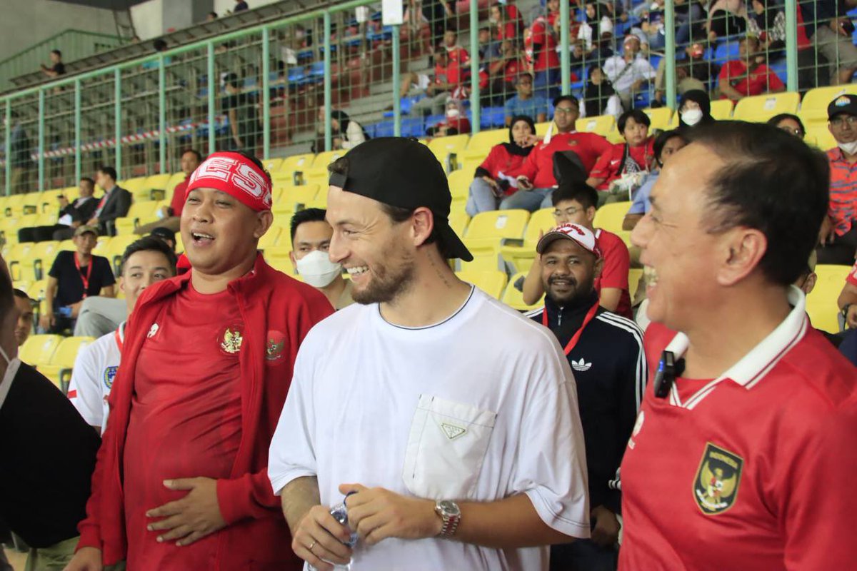 mas_triadhianto's tweet photo. Rindu rasanya berada ditengah euforia seperti ini lagi.

Meski hari ini timnas belum berhasil menang, tapi kita tetap optimis akan perjuangan putra-putra terbaik. 

Semoga Bekasi menjadi tempat yg nyaman dan aman dlm mewujudkan Kota Bekasi kota industri olahraga yang berprestasi https://t.co/uxaTSvTWZ9