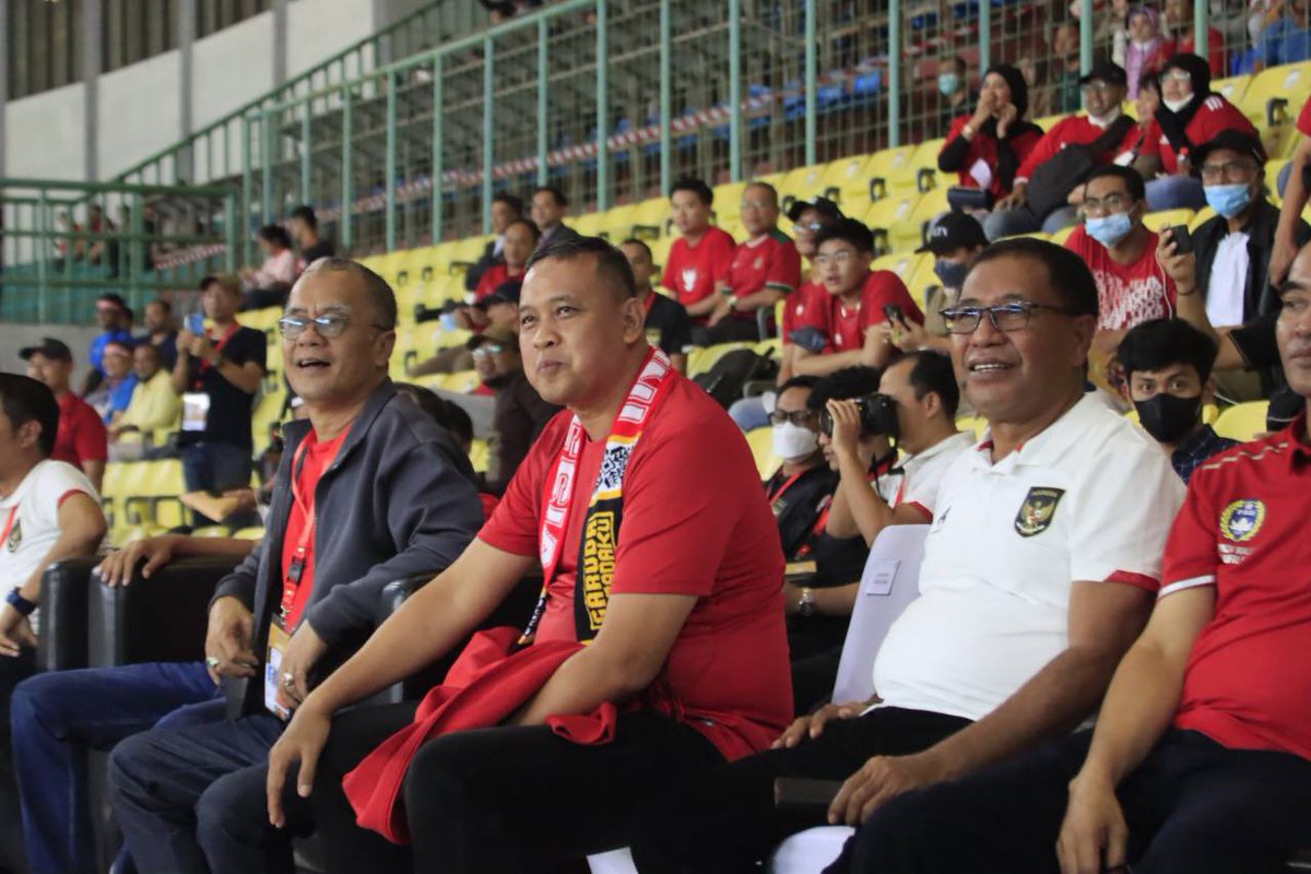 mas_triadhianto's tweet photo. Rindu rasanya berada ditengah euforia seperti ini lagi.

Meski hari ini timnas belum berhasil menang, tapi kita tetap optimis akan perjuangan putra-putra terbaik. 

Semoga Bekasi menjadi tempat yg nyaman dan aman dlm mewujudkan Kota Bekasi kota industri olahraga yang berprestasi https://t.co/uxaTSvTWZ9