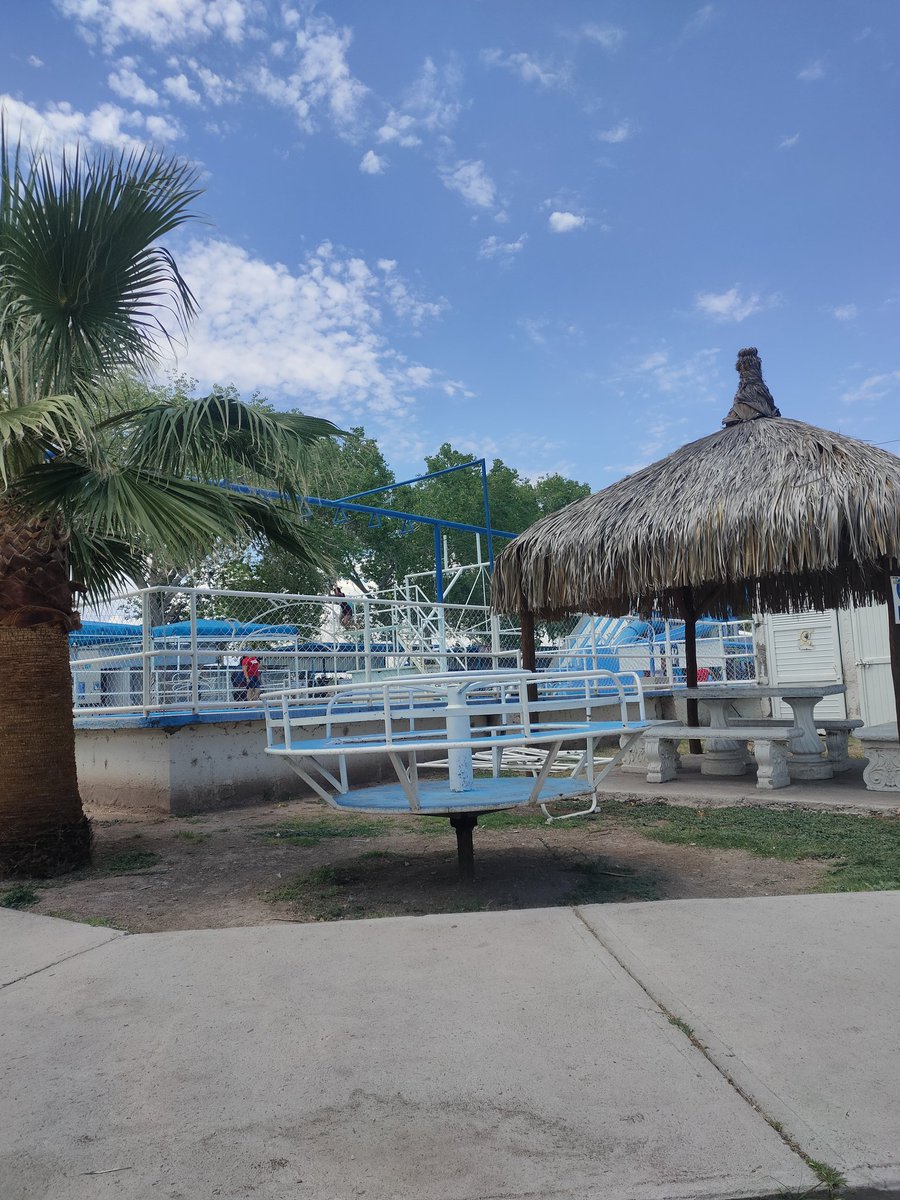 Un rato de relax en las albercas de delicias alguien cerca