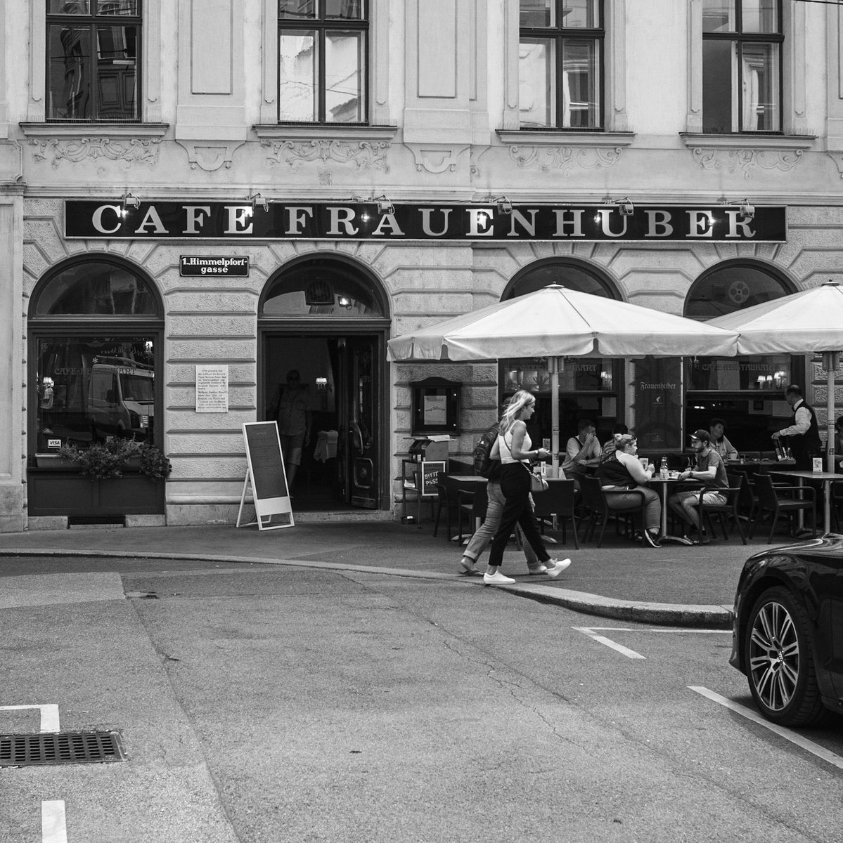 hans_berndl's tweet photo. city center walk … Vienna, Austria
#streetphotography 
#urbanphotography 
#hyperfocal 
#LeicaT 
#TTArtisan28mmf56 
1/125 sec at f/8, ISO 100 https://t.co/pKX7BreJyt