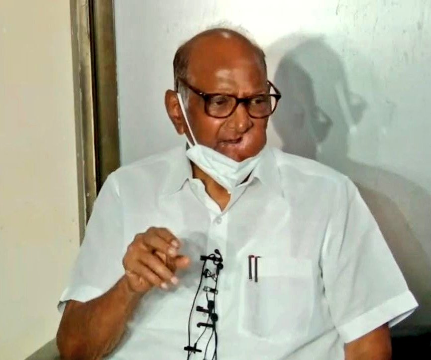 PawarSpeaks's tweet image. मी १९६७ पासून शपथा पाहिल्या आहेत. १९७२ ते १९९० पर्यंत मीसुद्धा शपथा घेतल्या. परंतु कुठल्याही राज्यपालांनी मला पेढा भरवला नाही. शपथ चुकीची होत असताना राज्यपालांनी दुर्लक्ष केले आणि पेढा भरवून फुलांचा गुच्छ देताना आपण पाहिले. चला आनंद आहे एकंदरीत त्यांनी कार्यपद्धतीत बदल केला.