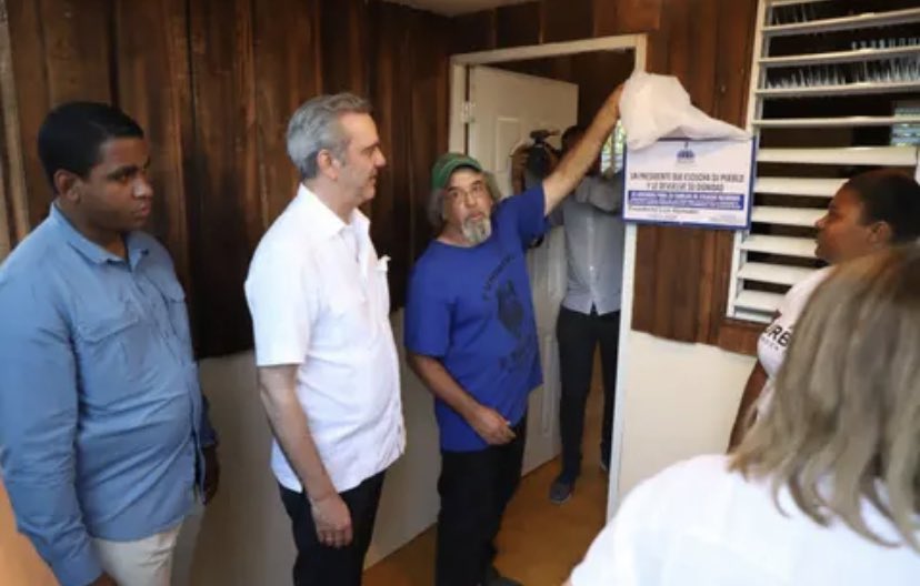 elnuevodiariord's tweet photo. El presidente @luisabinader, acompañado del padre Rogelio Cruz, entregó 25 viviendas a igual cantidad de familias en Arenoso de Cevicos provincia Sánchez Ramírez.

#ElNuevoDiarioRD https://t.co/v5vKfPYXpm