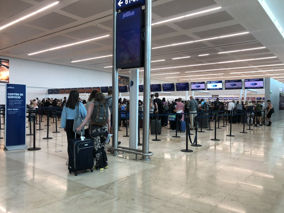 BlancaSilvaC's tweet photo. Este sábado el aeropuerto de Cancún rompe de nuevo la barrera de las 600 operaciones al programar 302 llegadas 🛬 y 316 salidas 🛫 que conectan con 86 ciudades de 🇲🇽 y el 🌎. @AHCancunPMeIM @VueloATiempo @platicarturismo @PepeCandia @AMAVNACIONAL @VivoEnCancun @movimientoTOUR https://t.co/IcQlWpYRn0