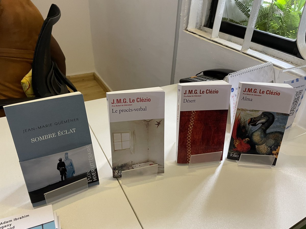 2 Jean-Marie 
2 Bretons
2 hommes liés au Nigeria
1 génie 
1 écrivaillon …
#JMGLeClézio et un autre à la médiathèque Le Clézio à Abuja … 
#TorchonsEtServiettes