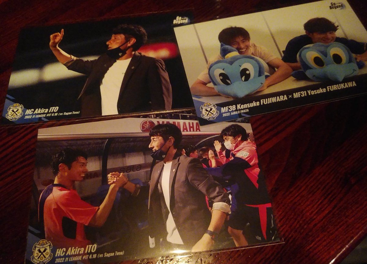 藤原組構成員さんが買ってきてくれたブロマイドを眺めて一息ついてます🚬

来週末に遠方から来店予定のサポさんにお渡し予定です。
流石に｢W介可愛い♥｣とか｢彰イケメン✨｣ってオッサンが目を輝かせてたら気持ち悪いだろ？←