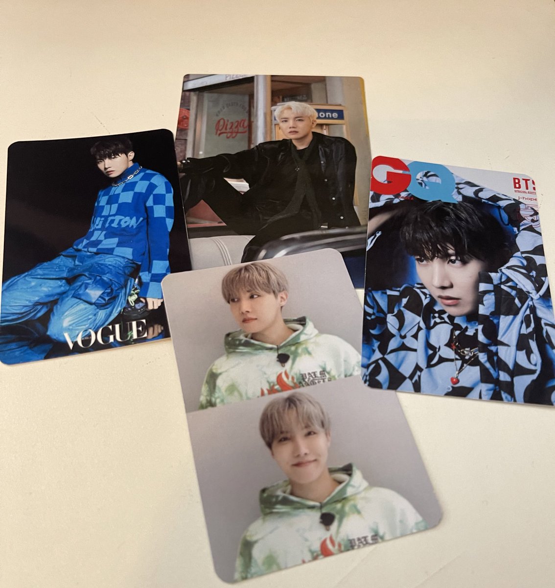 namjinnie_93's tweet photo. • J-Hope Giveaway •

Includes:
- Official PTD Mini Photocard
-Fanmade Photocards
-Freebies 

How to Enter:
-Retweet
-Followers only 

-World Wide 
-This is Stamped Mail (No Tracking Available)

Ends in 48 hours https://t.co/OnYrJghhaz
