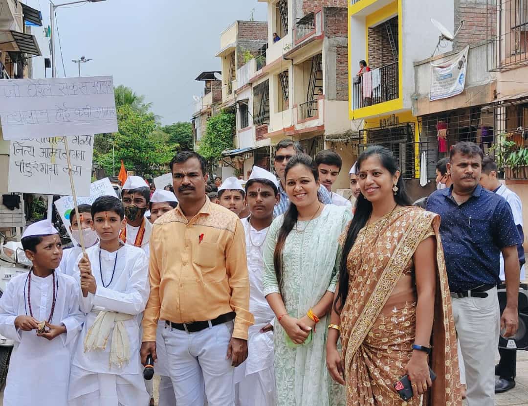 dhadve_rupali's tweet photo. आज विश्वकर्मा शाळेतील बालवाडी ते 10 वी च्या विद्यार्थ्यांनी आषाढी एकादशी निमित्त ज्ञानेश्वर माऊली व तुकोबा रायांची पालखी संपूर्ण परिसरात उत्साहात काढली.
*स्वच्छतेची आरोग्य वारी* अशी जनजागृती करत संपूर्ण विद्यार्थी त्यात सहभागी होवून नागरिकांना आ���ा��न करत होते. त्या वारीत सहभागी https://t.co/E2LtswbTuB