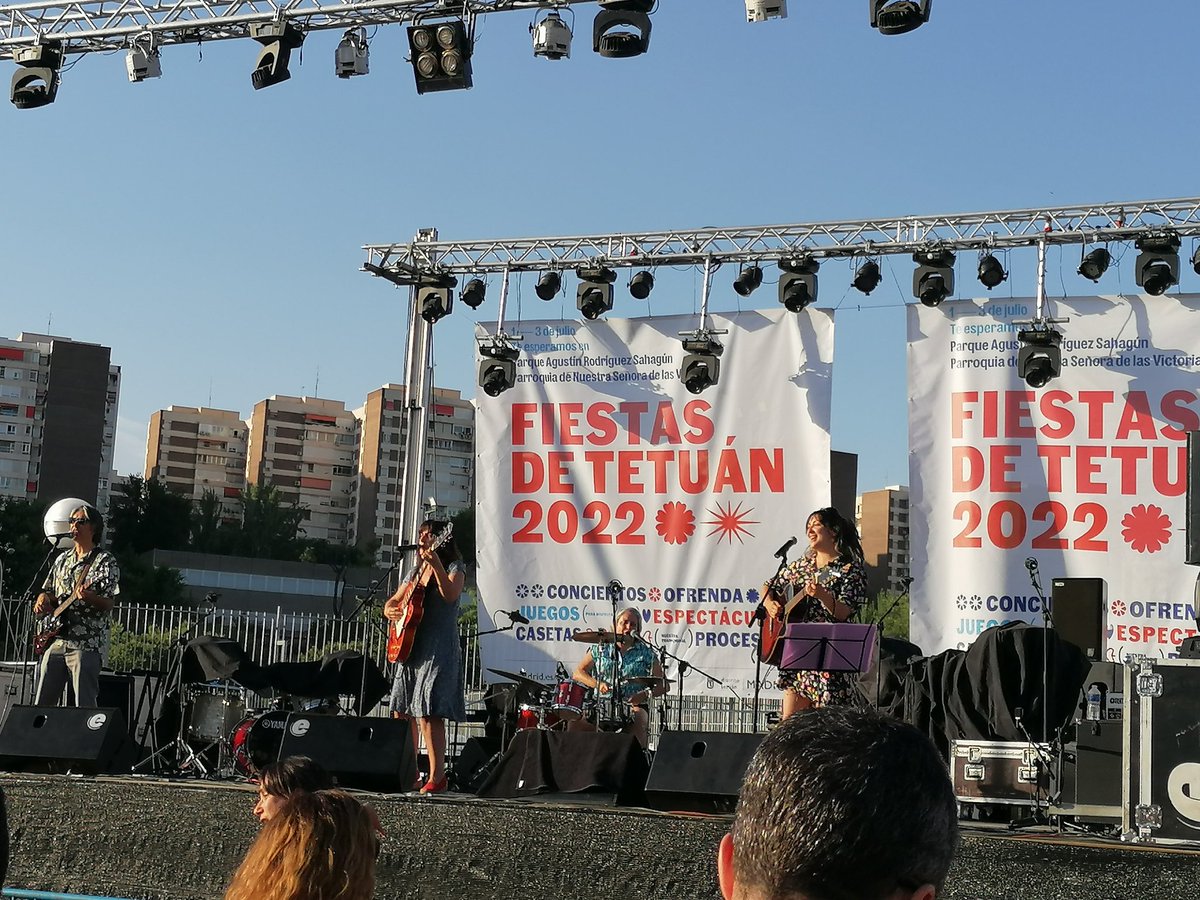 CarlosaEscena's tweet photo. Viendo a #petitpop en las Fiestas de #Tetuán https://t.co/swLHv0e2b4