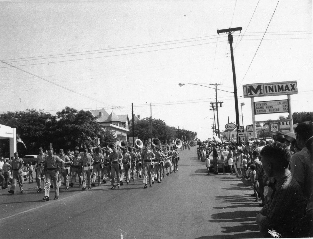 BrynOaks's tweet photo. In honor of the upcoming #IndependenceDay holiday, please enjoy some photographs from Bell County Fourth of July celebrations of the past. Have a happy and safe holiday weekend! 

#Belton #BrynOaks #BedAndBreakfast #BellCounty https://t.co/XxMRiBu4YN