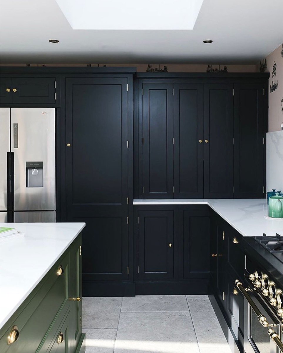 HuntersofDerby's tweet image. Taking a look behind the doors. To the right of the fridge Neptune Henley Single Larder makes the most of it’s depth with adjustable shelves and a double sided oak rack that folds out for easy access.  Nextdoor the bi-fold countertop features 3 shelves: 2 adjustable &amp;amp; 1 fixed.