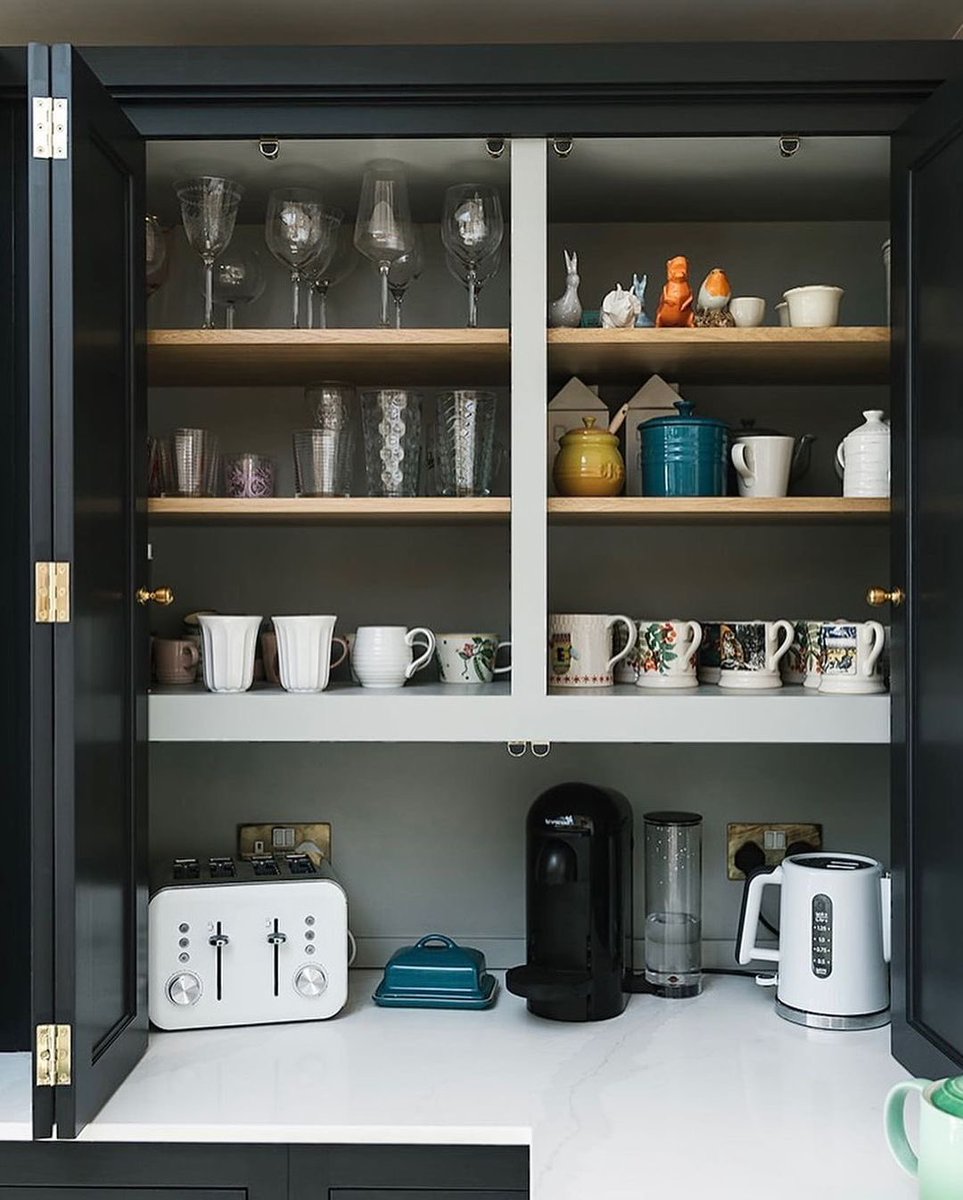 HuntersofDerby's tweet image. Taking a look behind the doors. To the right of the fridge Neptune Henley Single Larder makes the most of it’s depth with adjustable shelves and a double sided oak rack that folds out for easy access.  Nextdoor the bi-fold countertop features 3 shelves: 2 adjustable &amp;amp; 1 fixed.