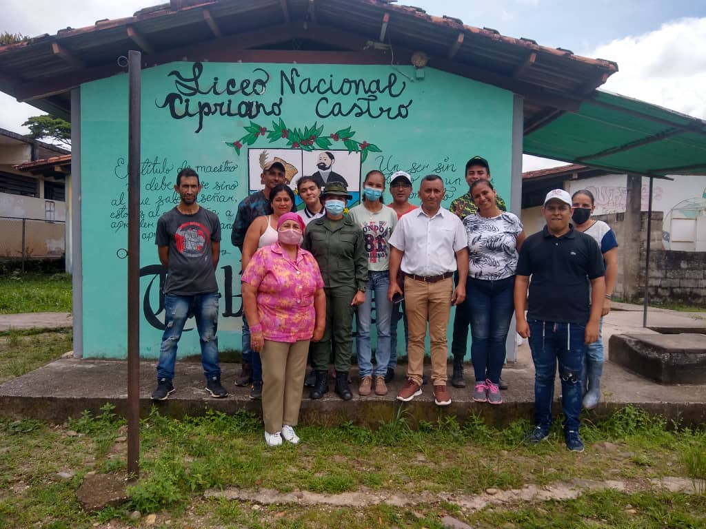 BRICOMILES liceo Cipriano Castro al frente del municipio Torbes <a href="/Crazet2011/">Crazet2011</a> 
#BricomilesActivasEnEducación
#Bricomiles #MiEscuelaBella
@nicolasmaduro, @_laavanzadora, @MPPEDUCACION
<a href="/supervisiontor1/">supervisiontorbes</a> 
<a href="/FreddyBernal/">Freddy Bernal</a> 
<a href="/Berzabethg1/">Berzabethgandicaoficial</a>