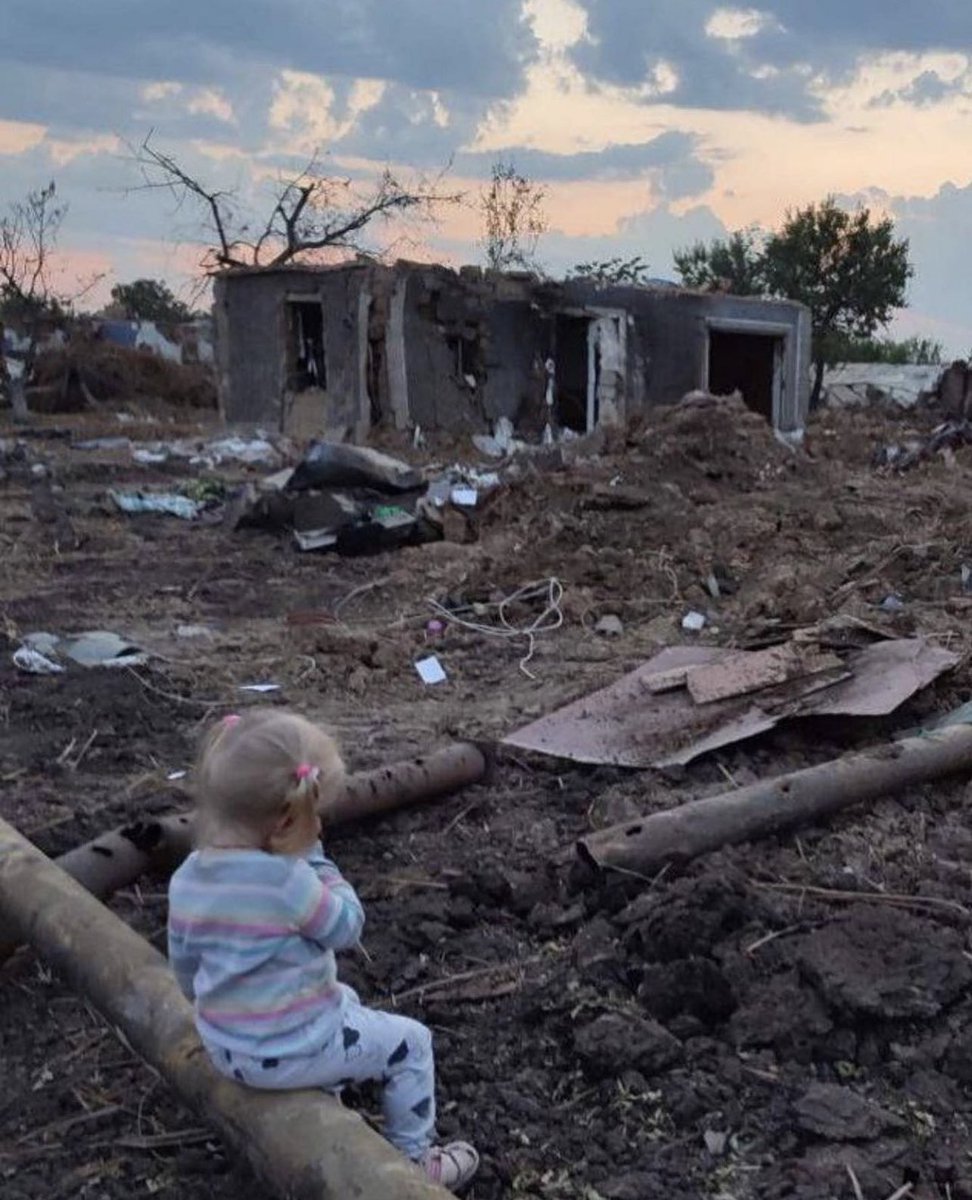 dshkrgz's tweet photo. A little girl in front of her house destroyed by russian occupiers, Odessa region 

https://t.co/gyQZXP9IyQ https://t.co/kZKVzeBrhY