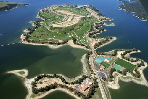 MoraAliseda's tweet photo. PARADOJAS URBANÍSTICAS. Estuve hace un mes en La Toja, isla de verdad, con hoteles de lujo, centro de congresos, casino, campo de golf, puerto deportivo privado, urbanizaciones, centro comercial y otros. En Valdecañas (embalse) te obligan a demoler por construir en un eucaliptal https://t.co/eEdtbAol0S