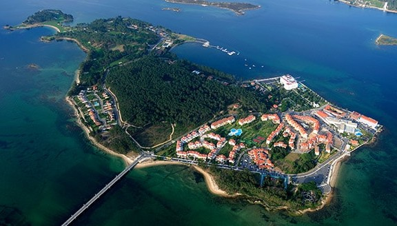 MoraAliseda's tweet photo. PARADOJAS URBANÍSTICAS. Estuve hace un mes en La Toja, isla de verdad, con hoteles de lujo, centro de congresos, casino, campo de golf, puerto deportivo privado, urbanizaciones, centro comercial y otros. En Valdecañas (embalse) te obligan a demoler por construir en un eucaliptal https://t.co/eEdtbAol0S