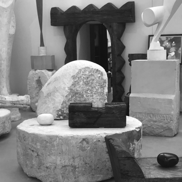 Brancusi's studio, reproduction after 1997, Centre Pompidou, Paris. Photo Andrea Parga, 2022 centrepompidou.fr/en/collections… #brancusi #studio #centrepompidou #paris #renzopiano #sculptures #materials #visual #visualclues #photo #photography #white #blackandwhitephoto #photoexploratory