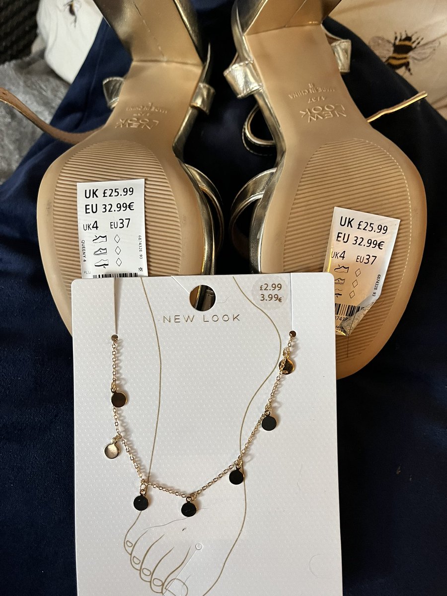 JessicaAlcock5's tweet photo. @NewLookHelp two items bought today, it wasn’t until I got home and realised the prices charged were not the prices advertised on said items! 
Wonder how many people have been overcharged for their purchase and not realised 🙄 very sneaky @newlook!! https://t.co/oInGqdF9k0