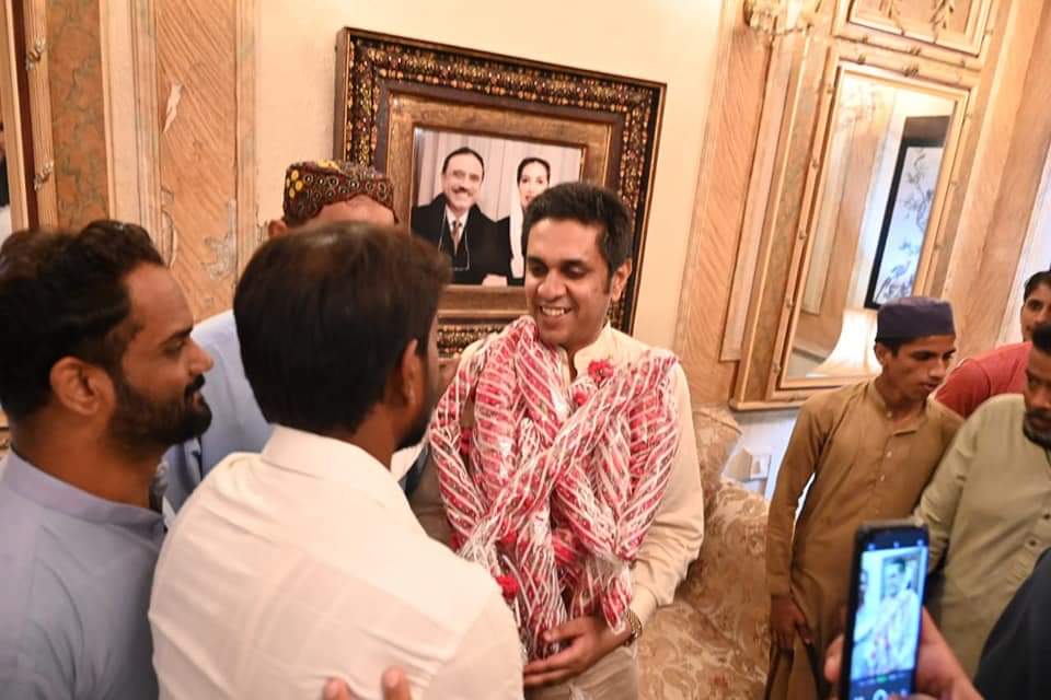 TeamBAIShaikh's tweet photo. گزشتہ رات معزز اہلیانے سکھر کے شہریوں نے سابق مئیر سکھر بیرسٹر ارسلان اسلام شیخ کو بلدیاتی الیکشن میں شاندار کامیابی پر مبارک باد دی اور پھولوں کے ہار پہنائے https://t.co/rWRtOhXw6z