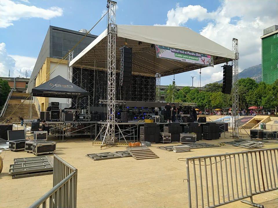 Desde temprano todo nuestro equipo de viva el planeta terminando el montaje de esta tarde en el Parque de los Deseos!