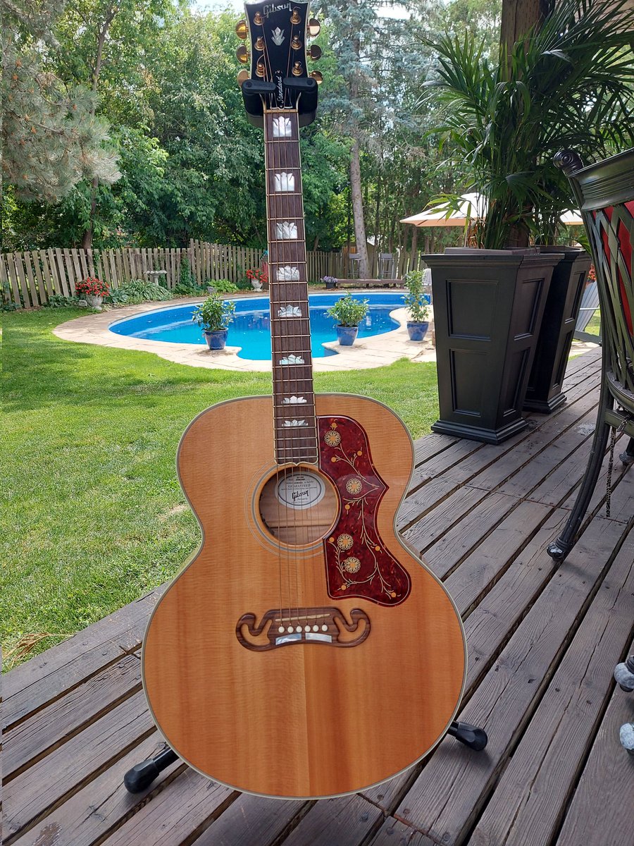 Happy Canada 🇨🇦 Day and Independence 🇺🇸 Day weekend. I'll be taking this beauty through a few songs this afternoon!
#Gibson #CanadaDay2022 #IndependenceDay2022