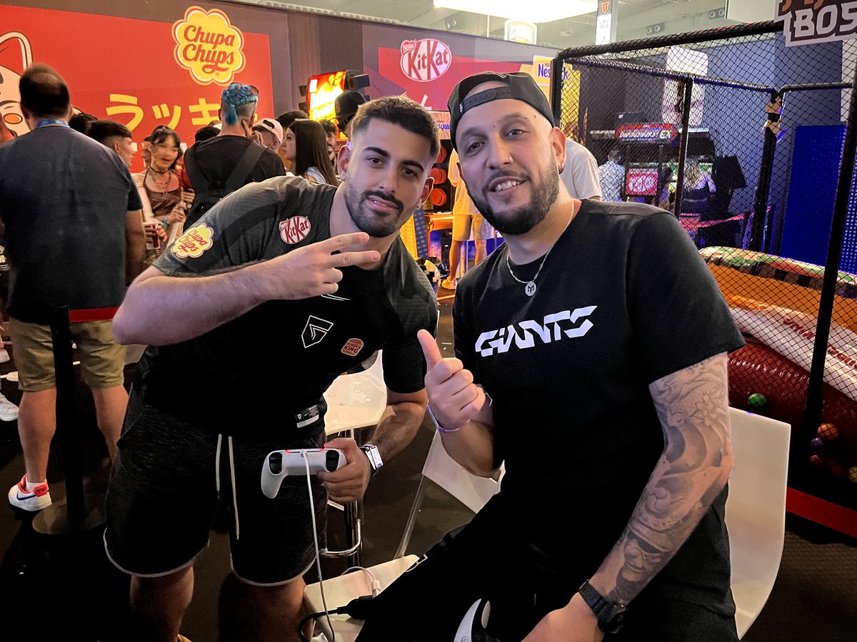 GiantsXTRA's tweet photo. Mis dos padres juntos en el #KitKatChallenge de @kitkatspain ๐ฅน๐ซ https://t.co/9HkUYzpoKR