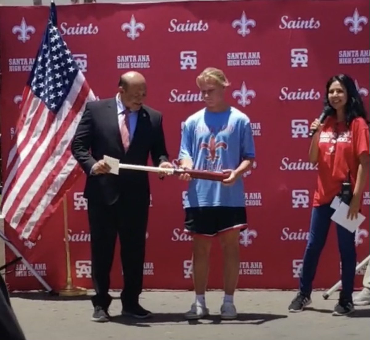 Thank you so much for U.S. congressmen Rep. Lou Correa for all of his support for the Santa Ana Saints <a href="/RepLouCorrea/">Rep. Lou Correa</a> <a href="/SantaAnaHS/">Santa Ana High School</a> @SantaAnaSaints