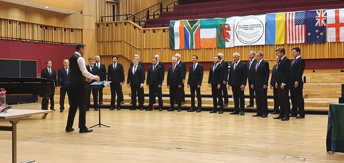 Choral Festival Cardiff 🎶 Gŵyl Gorawl Caerdydd (@choralfestwales) on Twitter photo The home boys are back 🏴 <a href="/BechgynBroTaf/">Bechgyn Bro Taf 🎶</a> are the penultimate choir to compete for the Choir of Choirs title this year.
Y Goleuni sy'n cloi rhaglen y Bechgyn - ond a wnewn nhw ddangos y goleuni i ni heno? #GGRC22 The home boys are back 🏴 <a href="/BechgynBroTaf/">Bechgyn Bro Taf 🎶</a> are the penultimate choir to compete for the Choir of Choirs title this year.
Y Goleuni sy'n cloi rhaglen y Bechgyn - ond a wnewn nhw ddangos y goleuni i ni heno? #GGRC22