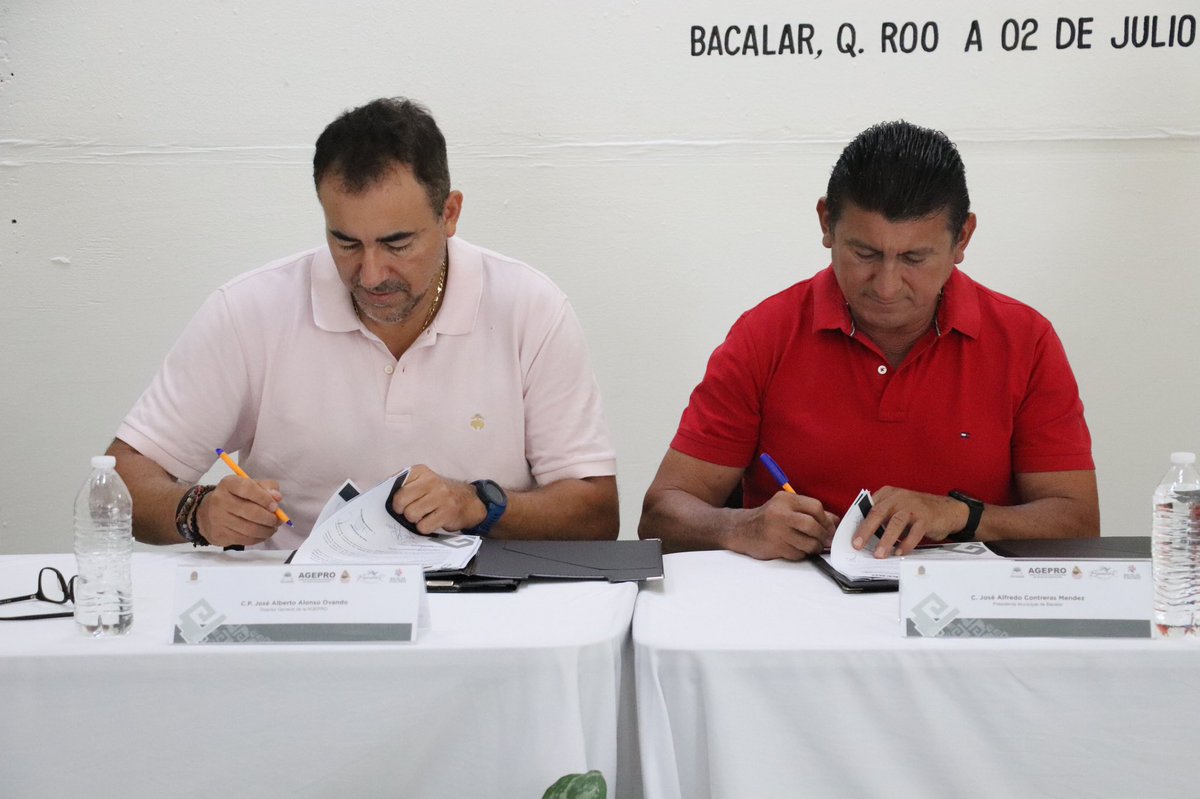 JosAlfredoCont6's tweet photo. En coordinación con la @AgeproQ y el C.P. @Josealberto2 realizamos la firma de contratos de donación del programa de titulación de lotes y parcelas de la comunidad de #MayaBalam, brindando así la certeza jurídica hacia sus patrimonios. https://t.co/cS54Wrnsji